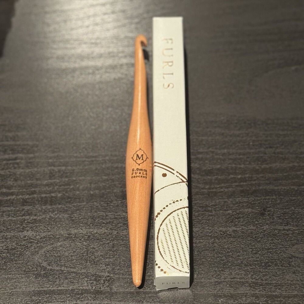 Furls Streamline Crochet Hook Camwood Ergonomic Handle Size M 8.0mm